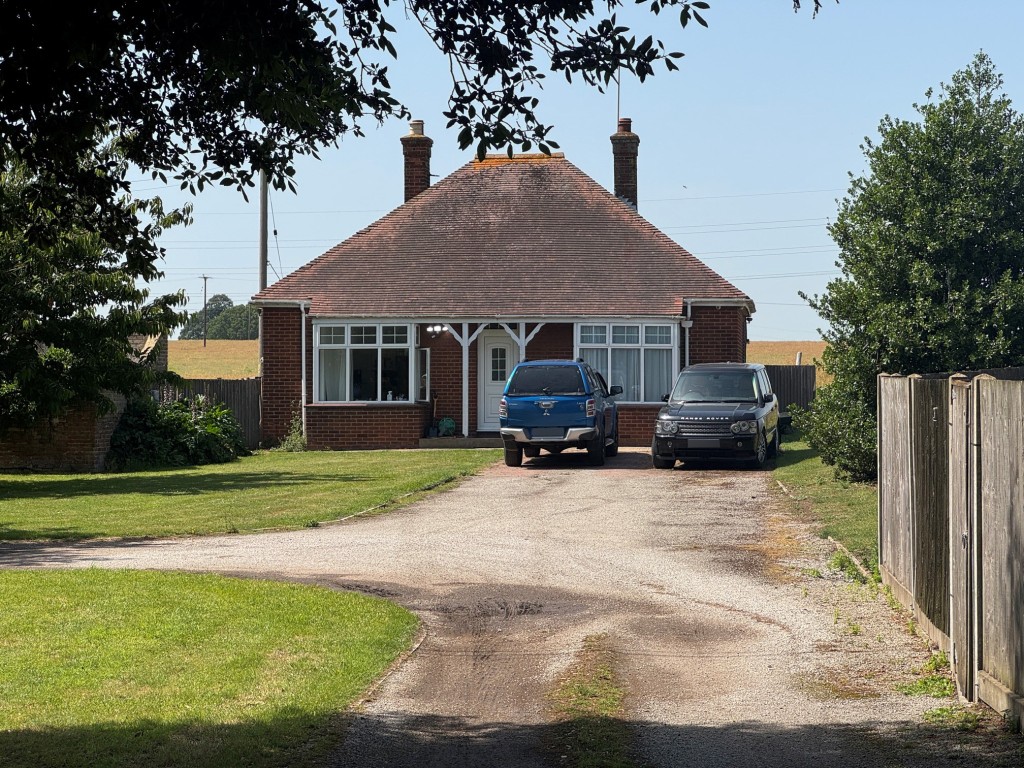 Lot: 100 - DETACHED THREE-BEDROOM BUNGALOW - RESIDENTIAL INVESTMENT - The bungalow